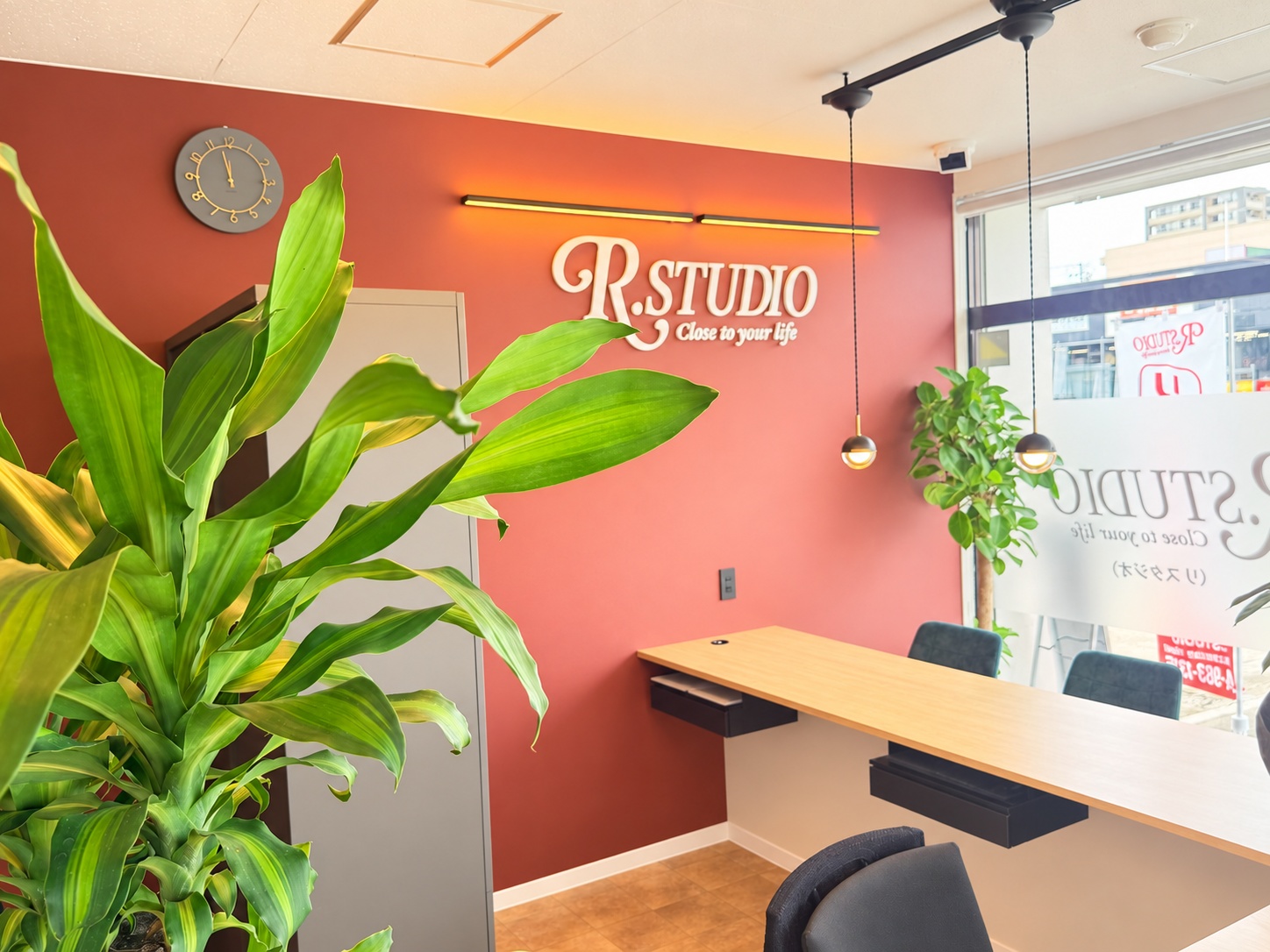R.STUDIO 店内の相談カウンターと観葉植物